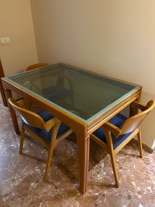 Mesa de comedor de cristal y madera