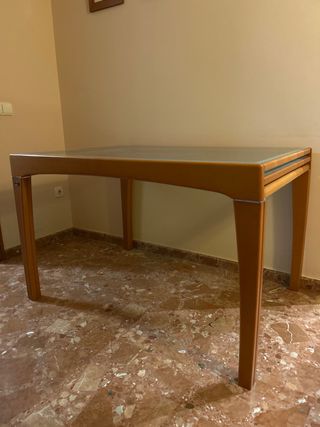 Mesa de comedor de cristal y madera