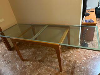 Mesa de comedor de cristal y madera