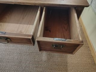 Mesa rústica de madera antigua