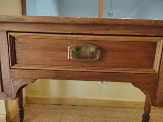 Mesa rústica de madera antigua