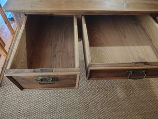 Mesa rústica de madera antigua