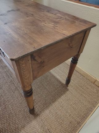 Mesa rústica de madera antigua