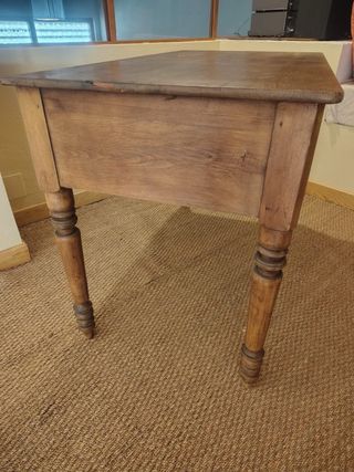 Mesa rústica de madera antigua