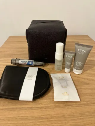 Estuche de viaje Armani negro incluye productos