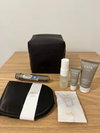Estuche de viaje Armani negro incluye productos