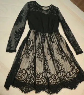 Vestido negro encaje manga larga.