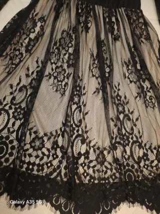 Vestido negro encaje manga larga.