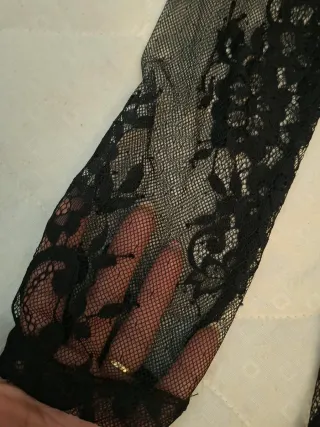 Vestido negro encaje manga larga.