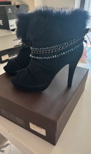 Stivaletti neri con pelliccia e catene