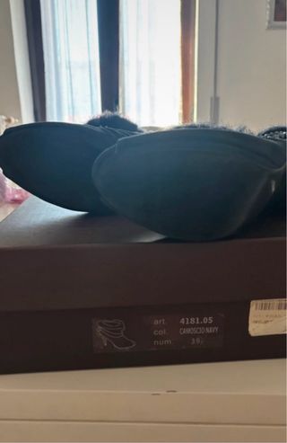 Stivaletti neri con pelliccia e catene