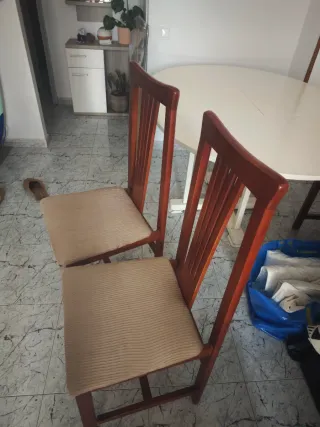 Mesa redonda y 4 sillas de madera