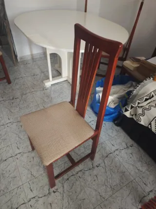 Mesa redonda y 4 sillas de madera