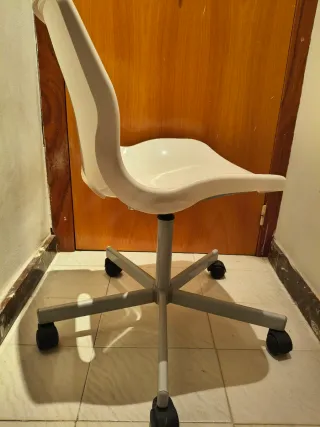 Silla de oficina giratoria blanca y gris