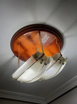 Lámpara de techo dorada y blanca