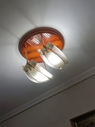 Lámpara de techo dorada y blanca