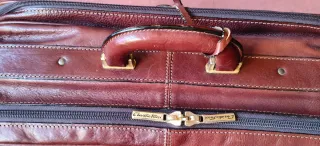 Maleta de piel color burdeos