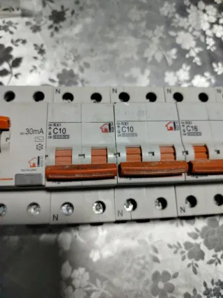 Pack Automáticos y Diferencial Legrand , Simon C32