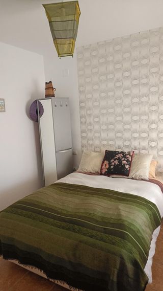 Cama con colchón y arcón