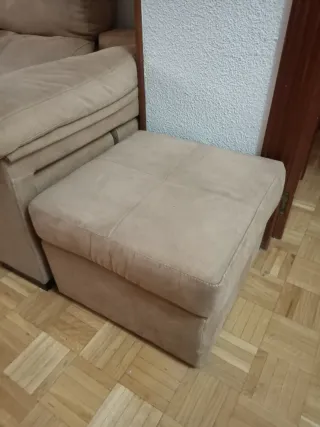 Sofá de tela beige y marrón