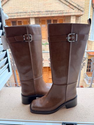 Botas altas Zara marrones con hebilla