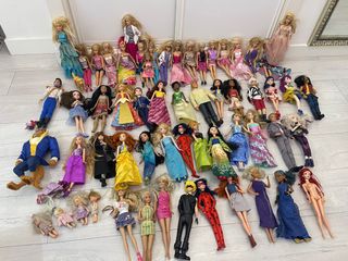 Collezione di bambole Barbie e altre