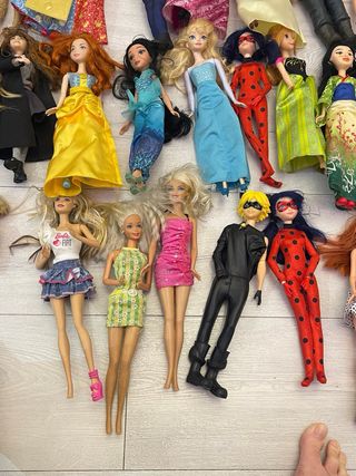 Collezione di bambole Barbie e altre
