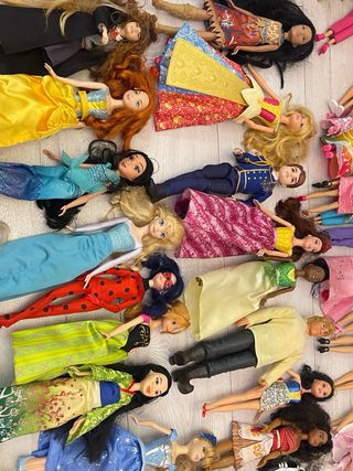 Collezione di bambole Barbie e altre