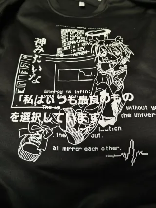 Sudadera negra con estampado anime