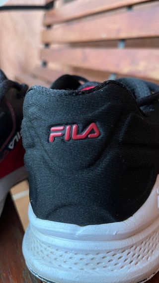 Zapatillas Fila Negras y Rojas