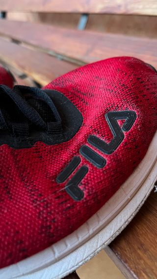 Zapatillas Fila Negras y Rojas