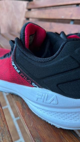 Zapatillas Fila Negras y Rojas