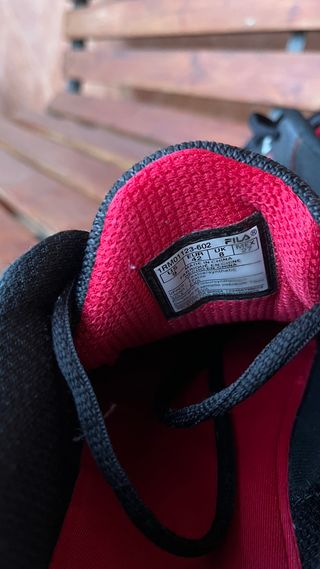 Zapatillas Fila Negras y Rojas