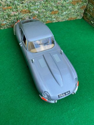 Jaguar E-Type (1961) - Bburago - escala 1:18