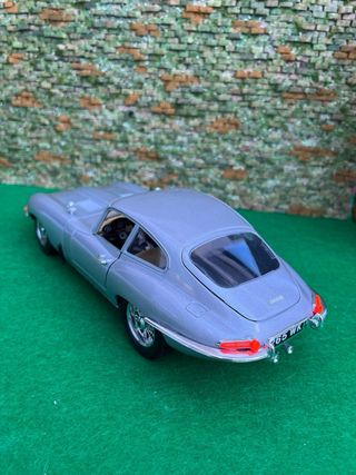Jaguar E-Type (1961) - Bburago - escala 1:18