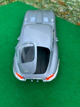 Jaguar E-Type (1961) - Bburago - escala 1:18