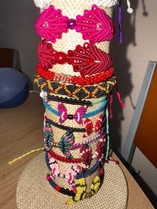 Pulseras artesanales de hilo. Hermosas