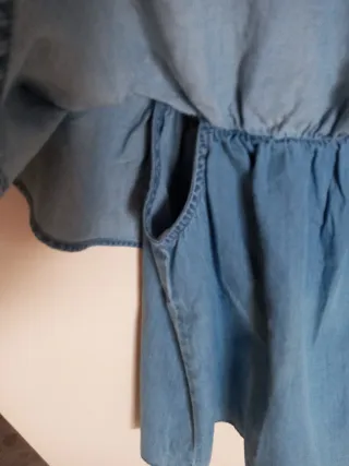 Blusa vaquera con volantes.Con etiqueta.