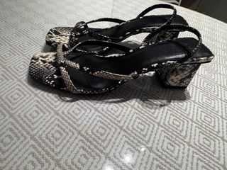 Sandalias tacón estampado serpiente. Muy poco uso.