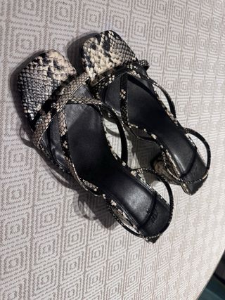 Sandalias tacón estampado serpiente. Muy poco uso.