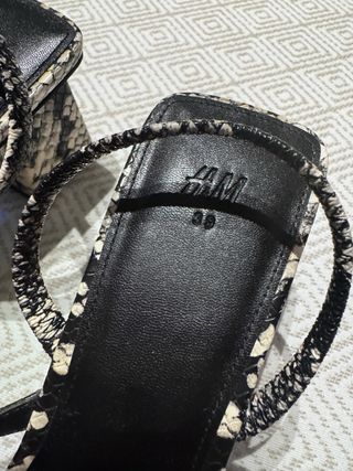 Sandalias tacón estampado serpiente. Muy poco uso.