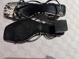 Sandalias tacón estampado serpiente. Muy poco uso.