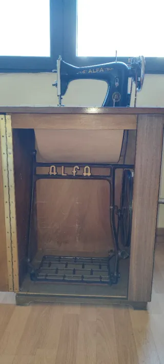 Máquina de coser Alfa antigua