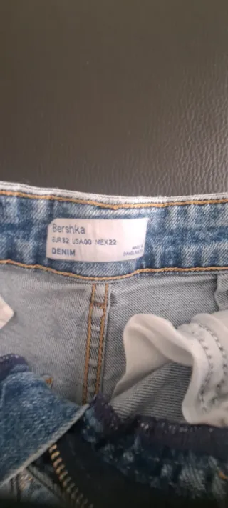 Pantalón corto vaquero desgastado