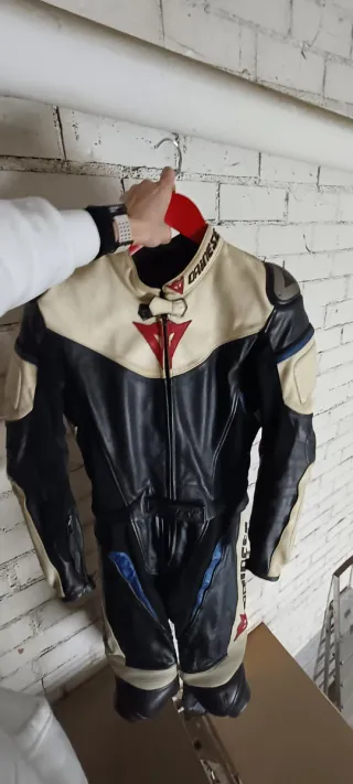 Mono de cuero Dainese para moto, mujer.