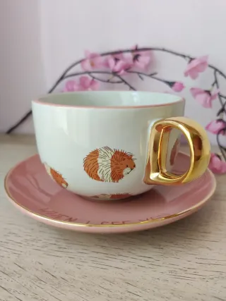 Taza y plato rosa dorado con conejillo de indias