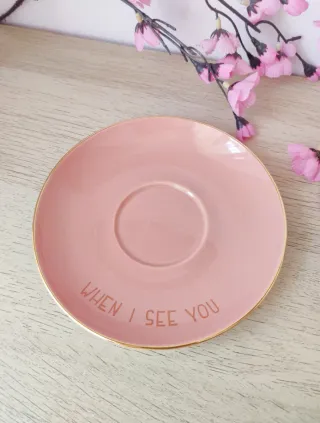 Taza y plato rosa dorado con conejillo de indias