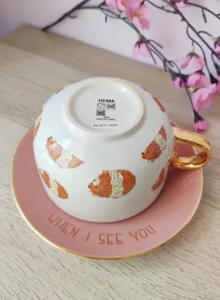 Taza y plato rosa dorado con conejillo de indias