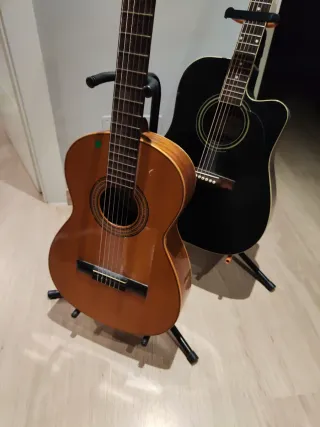 2 Supporti per chitarre