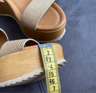 Sandalias doradas y marrones